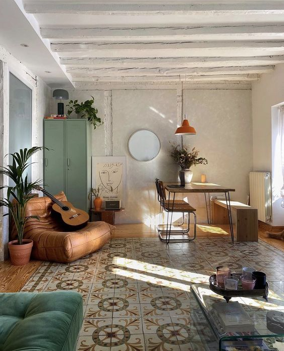 Hippie Apartment Aesthetic - Funky artsy apartment living room interior design