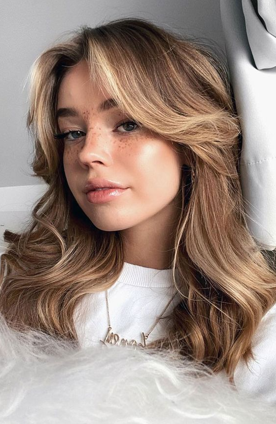 2023 Hair Color Trends For Women - Different Haircuts for Women Medium Length Haircut with Curtain Bangs