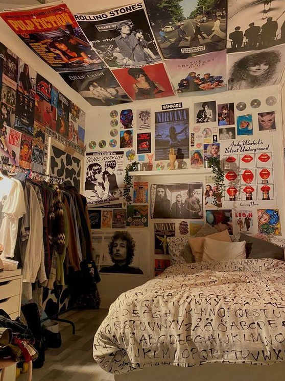 Grunge Bedroom Aesthetic - This type of rooms grunge bedroom
