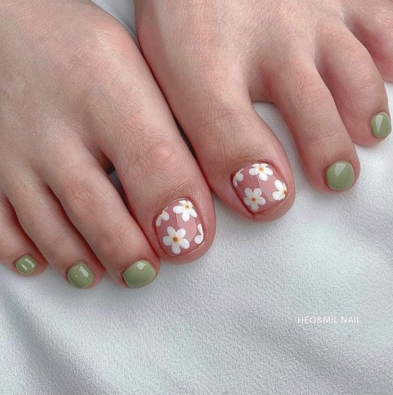 Summer Pedicure Designs   Eye Catching Toe Nail Art Designs Sage Green + Daisy Natural Toe