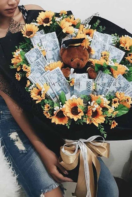 Graduation Gift Ideas   Exciting Gift Ideas That Everyone Will Be Beyond Happy To Get Money Bouquet Graduation Gifts Creative Gifts Birthday Money Monet Gifts Graduation Flowers