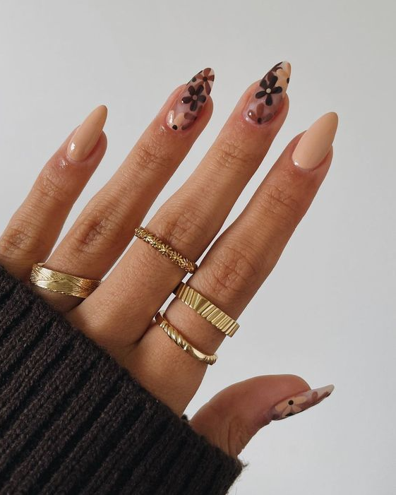 Halloween & Fall Nail Inspo Beige Nails Beige Nails Design Nails Brown Nails Chic Nails Fall Gel Nails