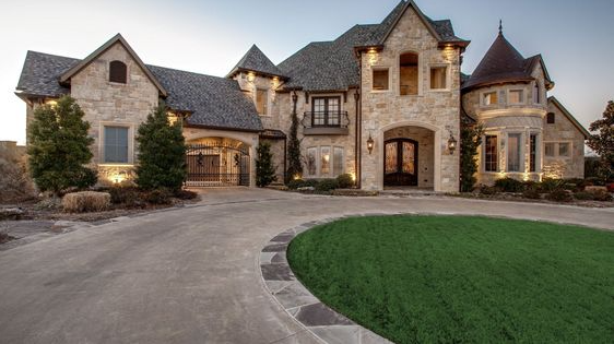 Huge Houses - Inside a North Texas home with its own media room and concession stand