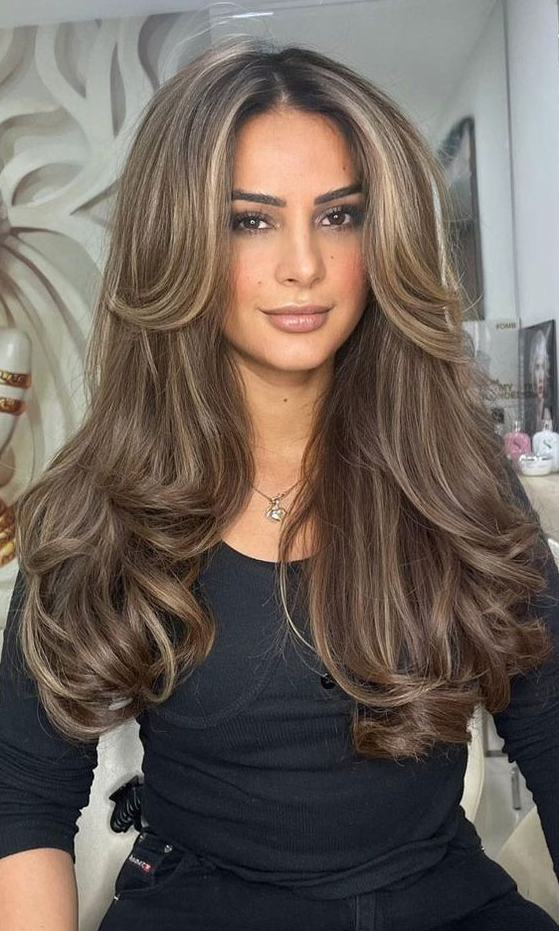 2023 Summer Hair Trends - Hair Colour Trends To Try in 2023 Toasted Almond with Blonde Highlights