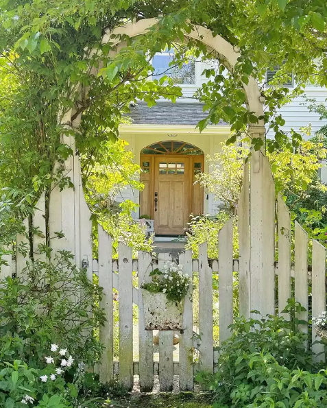 Wood Fence Ideas   Recreate A Country Cottage Scene