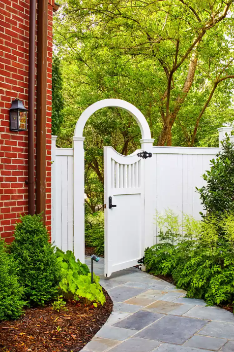 Wood Fence Ideas   Try A Classic Look With A Twist