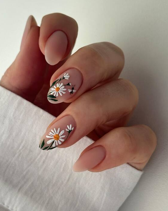 Autumn Nail Trends   Daisy Delight