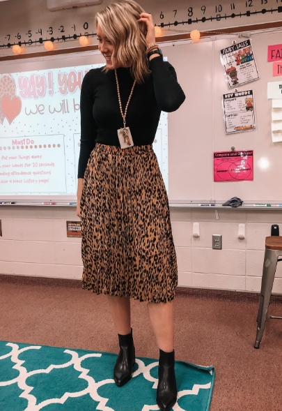 Patterned Midi Skirt With Mockneck Turtleneck And Ankle Boots