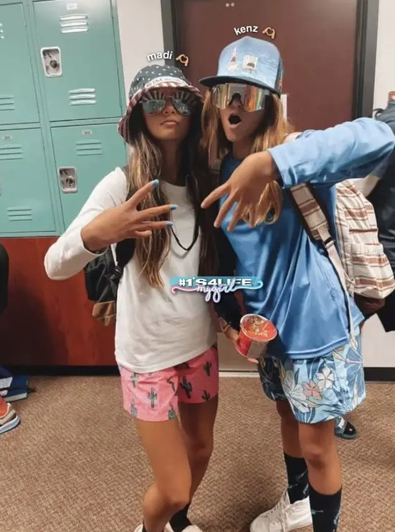 Retro Tourists Maddie And Kenzie